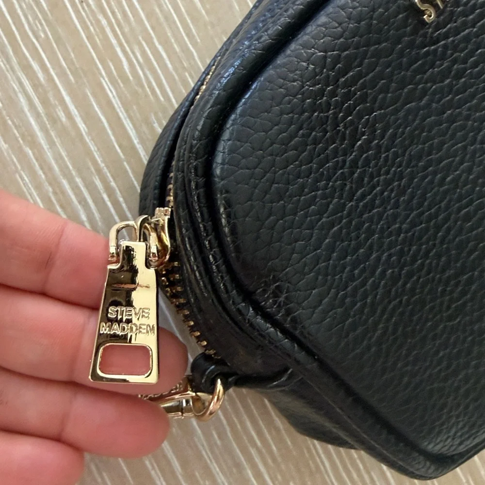 Steve Madden Black Vegan Leather Wristlet Convertible Fanny Bag Gold Accents - Picture 5 of 7